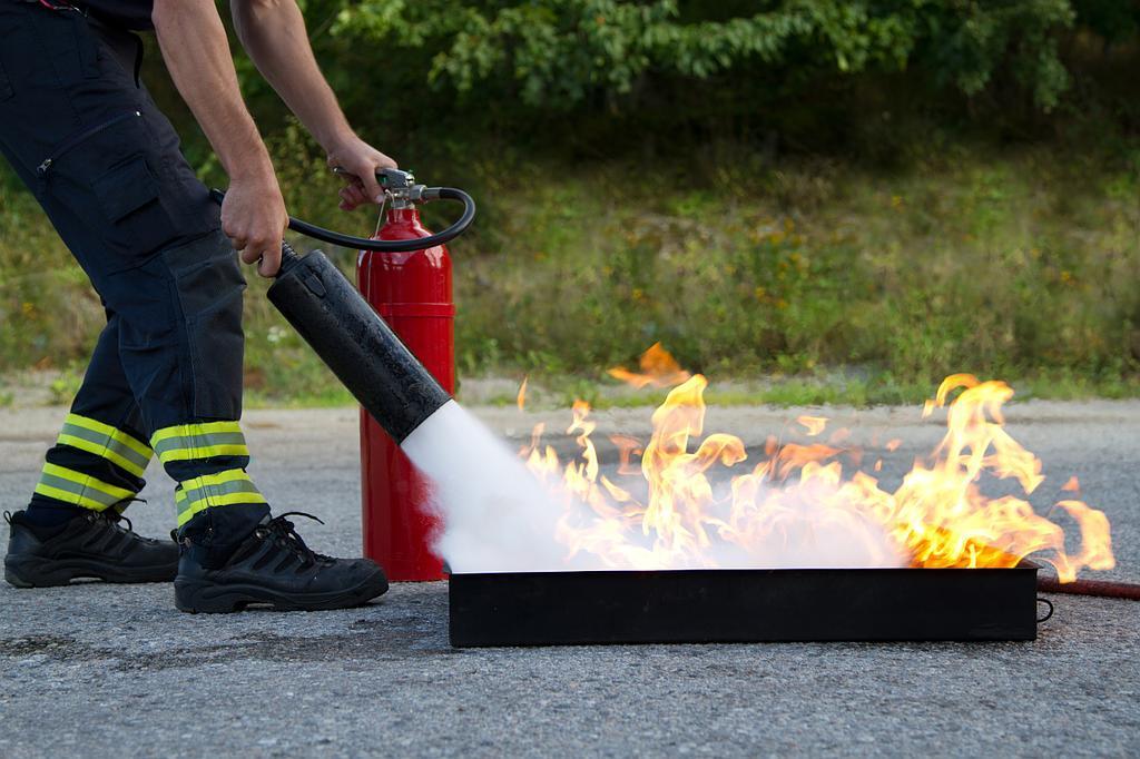 Extincteur CO₂ posé près d'un tableau électrique en local professionnel